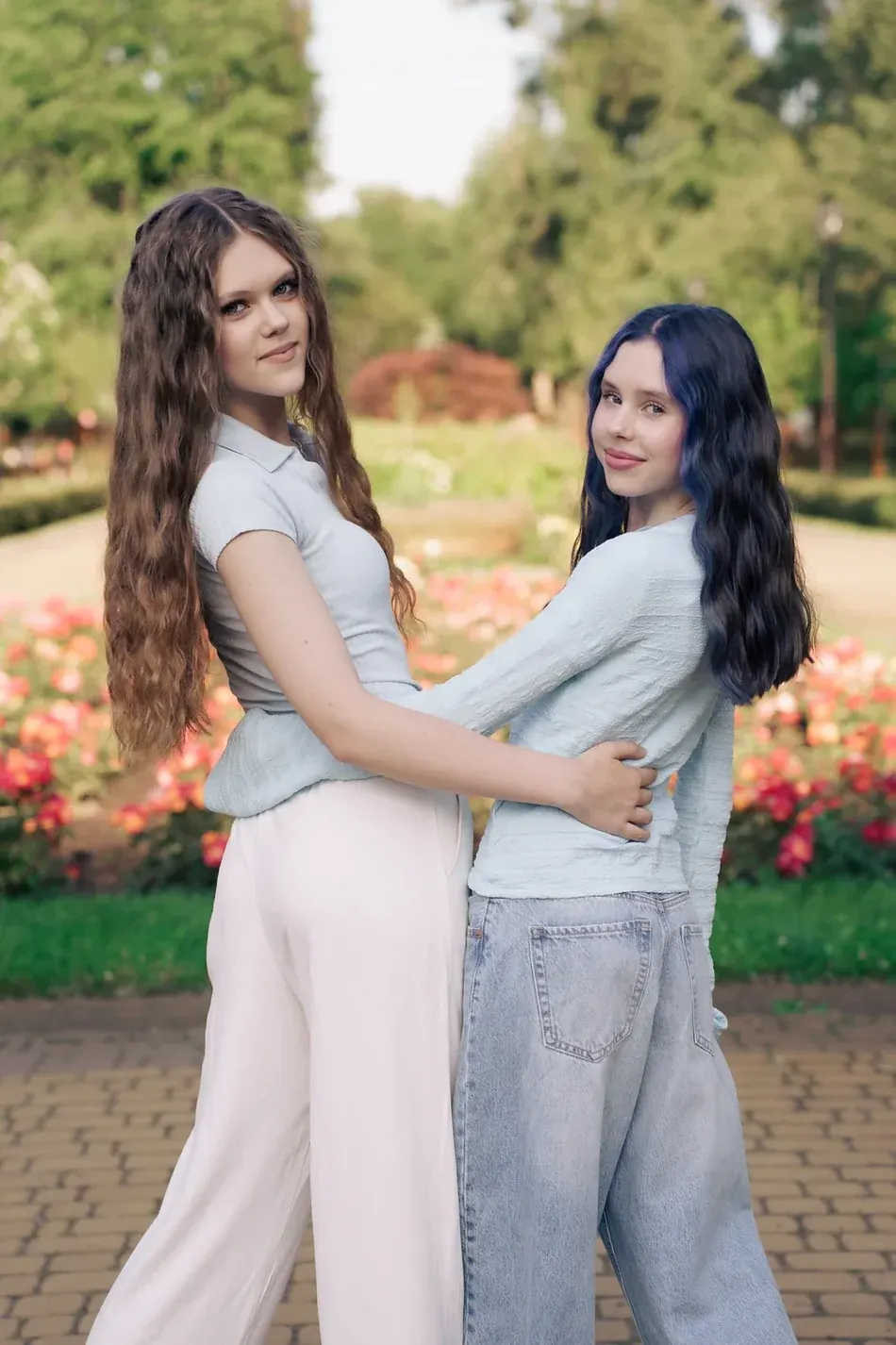 Випускниці на вуличній фотосесії