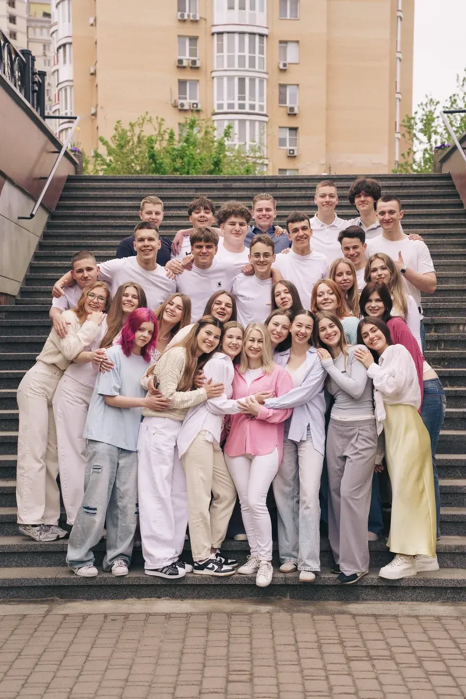 Випускний клас на фотосесії